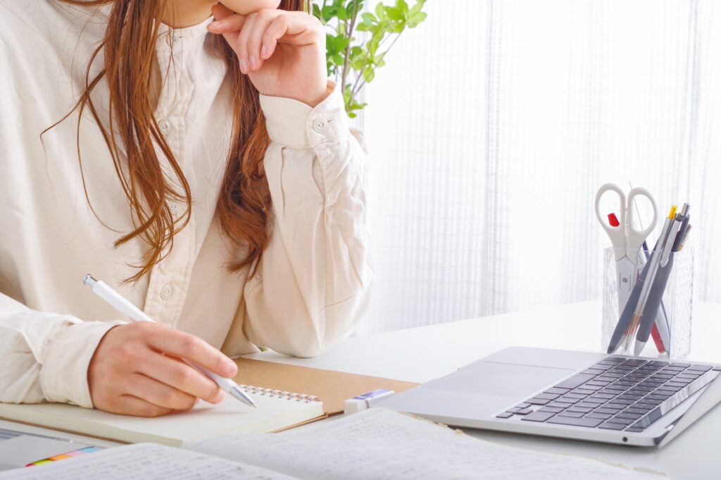 勉強をしている長い髪の女性
