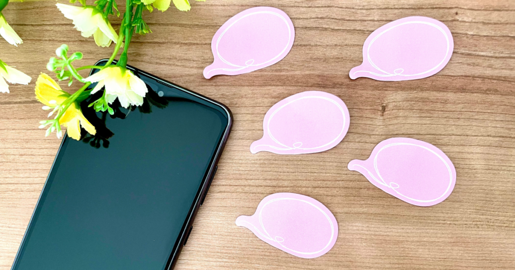 スマートフォンで情報を発信している写真イラスト